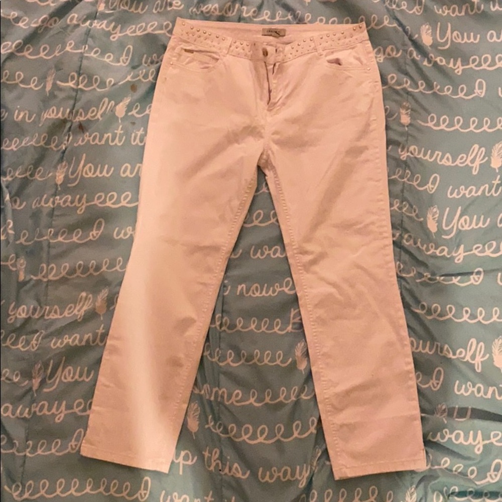 White jeans decorated with gold pearls at the top